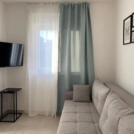 One Bedroom With Balcony And View *