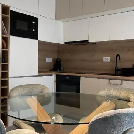 Lejlighed One Bedroom With Balcony And View