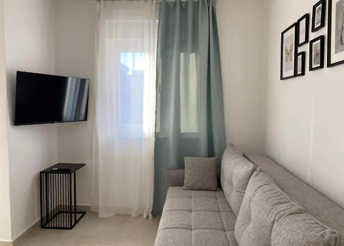 One Bedroom With Balcony And View *