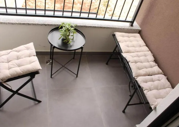 One Bedroom With Balcony And View *